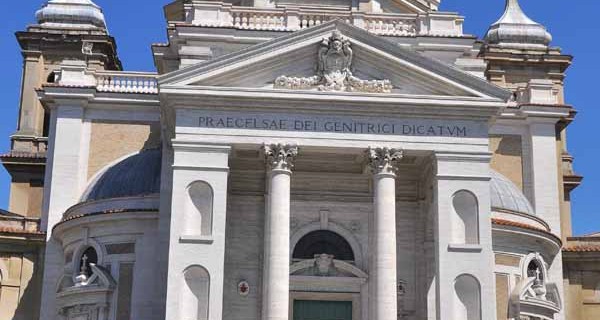 Chiesa di Gran Madre di Dio, Piazzale di Ponte Milvio